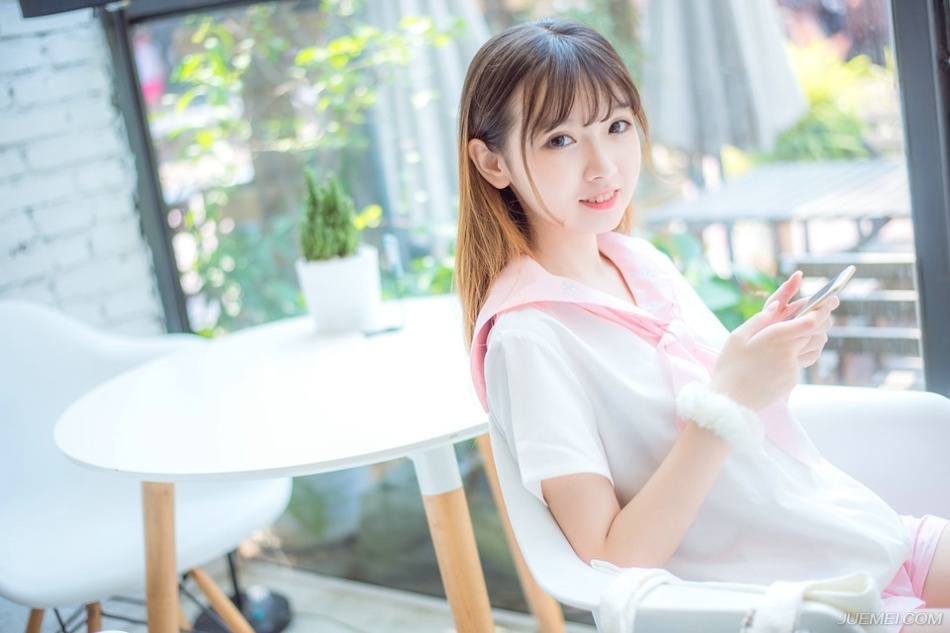 “这样会否太冒险了一些，可以等汉中兵马赶到再行上路。”邓贤苦笑道。